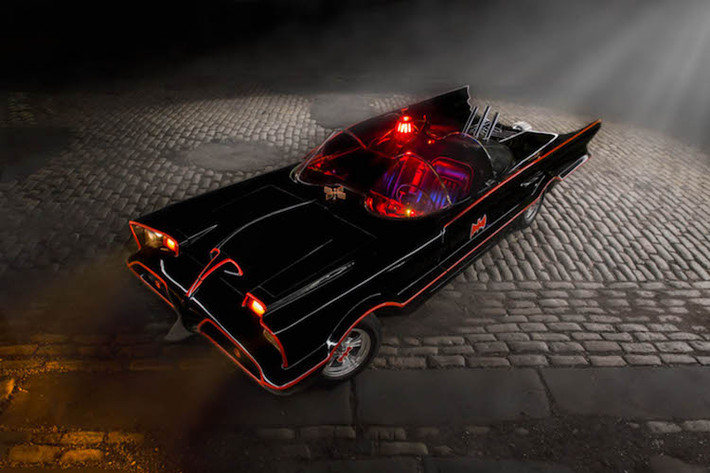 Trước series phim truyền hình và một tập phim về nhân vật Người Dơi (Batman) vào năm 1966, siêu anh hùng này vẫn sử dụng những mẫu xe bình thường. Kể từ chiếc siêu xe người dơi Batmobile 1966, Batman đã liên tục sử dụng những mẫu xe "hàng thửa" với thiết kế lấy cảm hứng từ loài dơi và các vũ khí hỗ trợ trấn áp tội phạm.