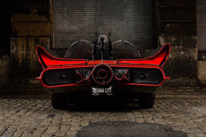 Trong phim, Batmobile cũng sở hữu một loạt các vũ khí và trang bị đặc biệt, có thể kể tới gồm dao cắt cáp chăng ngang đường, máy chiếu Bat Ray, ống kính phát hiện kẻ thù, hệ thống tự bơm lốp, máy tính tích hợp sẵn trên xe, bom khói, hệ thống radar sóng âm...