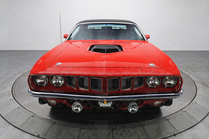 Nhìn bên ngoài, trông Plymouth Hemi Cuda và Dodge Challenger R/T có vẻ như khá giống nhau, tuy nhiên trên thực tế 2 mẫu xe này hoàn toàn không chia sẻ chung bất kỳ một chi tiết thân vỏ nào với nhau. Ngay cả trục cơ sở của Hemi Cuda cũng ngắn hơn 51 mm so với Dodge Charger.