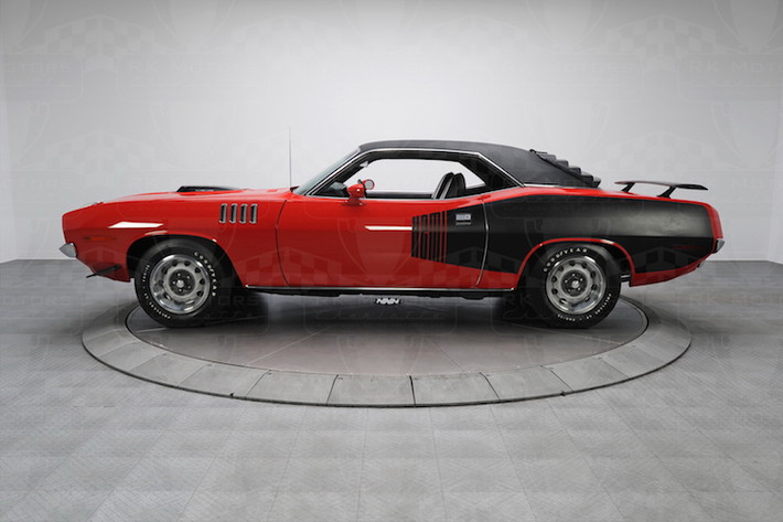 Co tên đầy đủ là Plymouth Hemi Barracuda, đây là phiên bản hiệu năng cao của thế hệ xe coupe Plymouth Barracuda thứ 3, sản xuất từ năm 1970 tới 1974. Dựa trên nền tảng chassis E-Body của Chrysler lúc đó, Plymouth Hemi Cuda có nhiều điểm chung với một mẫu xe cơ bắp nổi tiếng cùng thời khác là Dodge Challenger.