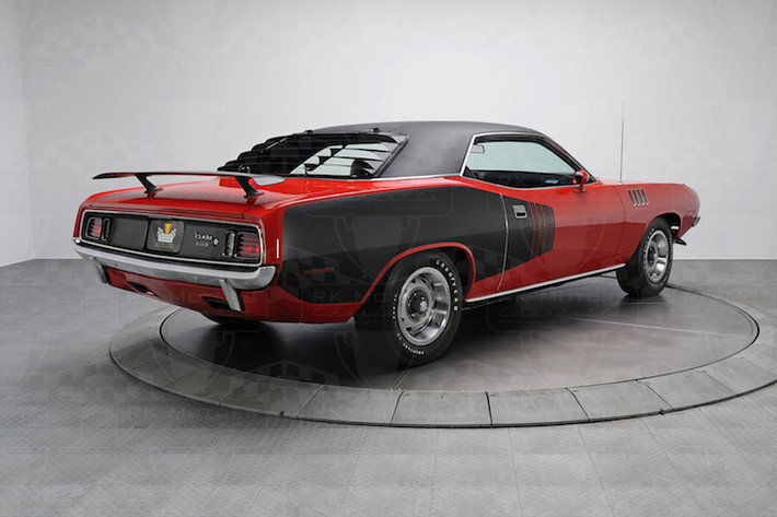 So với những chiếc Barracuda thường, Plymouth Hemi Cuda có khá nhiều chi tiết đặc biệt tùy chọn như mui màu đen, lốp Goodyear Polyglass đi kèm với mâm Rallye, decal dán hai bên thân xe, cánh đuôi phía trước và khe hút gió cho động cơ lồi ra trên nắp ca-pô với tên gọi Air Grabber. Thêm tiền, khách hàng còn có thêm cánh đuôi và cửa kính sau ốp màn chắn.