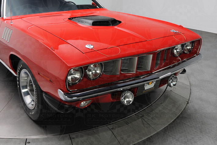 Điểm khiến Hemi Cuda trở thành một trong những "huyền thoại" xe cơ bắp Mỹ là khối động cơ V8 nạp khí tự nhiên Hemi với dung tích "khủng" 426 inch khối (7.0l) nằm dưới nắp ca-pô. Với cặp chế hòa khí 4 họng gió, chiếc xe đạt công suất khá "khủng" vào thập niên 70 là 425 mã lực.