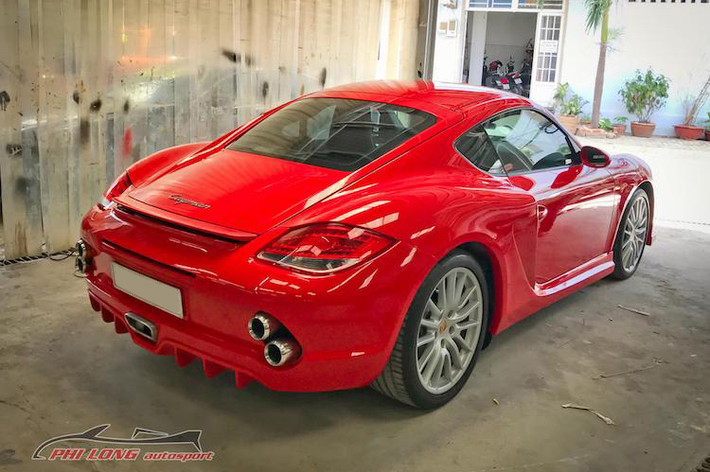 Chiếc siêu xe giá rẻ Porsche Cayman đời 2010 đã có vẻ ngoài "ngầu", thể thao hơn khi được trang bị gói độ bodykit do xưởng độ Phi Long tại Sài Gòn thiết kế và thi công.