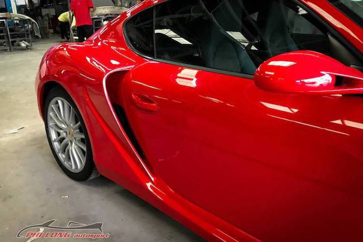 Ngoài thân xe chế widebody, hệ động lực của chiếc Cayman 2010 được giữ nguyên. Xe sở hữu động cơ 6 xi-lanh nằm ngang với dung tích 2.9l, đem tới công suất 265 mã lực. Động cơ này được kết hợp với hệ dẫn động cầu sau và hộp số ly hợp kép 7 cấp PDK.