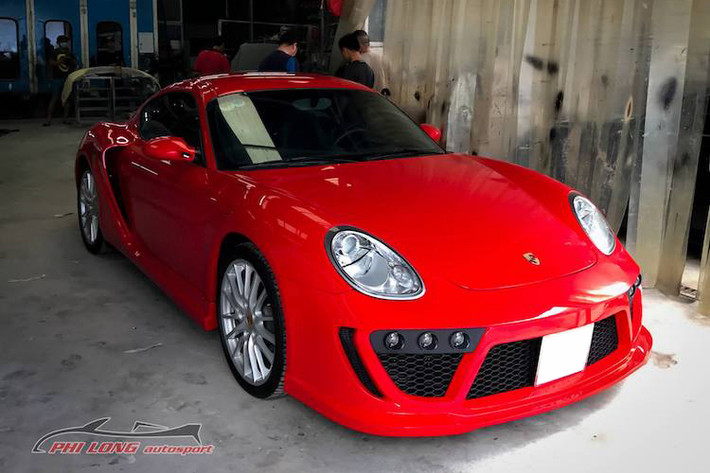 Ra mắt lần đầu vào năm 2005, siêu xe Porsche Cayman về cơ bản là phiên bản coupe của dòng roadster mui trần Porsche Boxster. Hiện đã được đổi tên thành 718 Cayman, Cayman là dòng xe coupe có giá rẻ nhất tới từ hãng Porsche. Những chiếc Cayman thế hệ đầu tiên còn có giá giảm hơn nữa, khiến nhiều người có cơ hội sở hữu mẫu xe thể thao này hơn.
