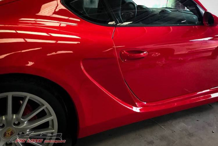 Ở hai bên thân xe, các hốc bánh sau cũng đã được Phi Long nới rộng và nối liền với nẹp hông. Do Cayman có động cơ đặt giữa và hốc hút gió làm mát hai bên thân, chính vì vậy phần dè sau nới rộng đã có thiết kế tạo thành hốc gió lớn, bảo đảm khả năng giải nhiệt cho động cơ.