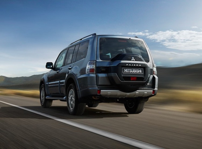 Hiện đang ở thế hệ thứ 4, Mitsubishi Pajero đã được ra mắt trên Thế giới vào tháng 9/2016. Dù đã nâng cấp mạnh về tiện nghi nhưng do đã lạc hậu nên dòng xe này đang dần bị khách hàng trên Thế giới "tẩy chay". Hiện tại, Pajero đang được bán tại thị trường Việt Nam với bản V6 3.0l có giá lên tới 2,12 tỷ. Trong tầm giá này, khách hàng có quá nhiều sự lựa chọn SUV hiện đại và ưu việt hơn chiếc xe.