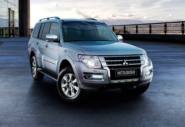 Trước đây, Pajero cùng với Land Cruiser đã từng là những mẫu xe SUV khủng nhất được bán ở nước ta. Tuy nhiên chiếc Pajero đang được bán tại Việt Nam thuộc thế hệ thứ 4, đã ra mắt từ 10 năm trước và không thể cạnh tranh được với các dòng xe thế hệ mới. Bản thân Mitsubishi cũng đã gần như "bỏ rơi" dòng xe này khi không cập nhật nó trên toàn Thế giới.