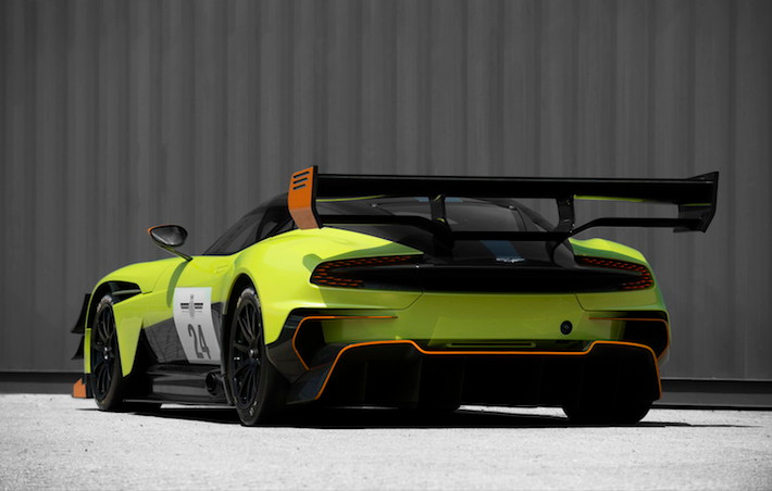 Theo hãng xe Aston Martin, so với chiếc Vulcan không có gói AMR Pro, lực nén thân xe đã tăng từ 3150 lên thành 4000 Nm và vượt của mẫu xe đua Vantage GTE vừa chiến thắng tại giải Le Mans 2017. Chưa dừng lại ở đó, các chi tiết khí động học mới cũng khiến Vulcan cân bằng hơn khi đẩy trọng tâm khí động học xe lên 47%, thay vì chỉ 41% như trước.