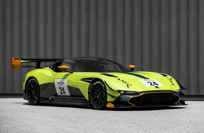 Được đặt tên theo vị thần lửa trong thần thoại Rome cổ, siêu xe Aston Martin Vulcan là một chiếc xe đua đỉnh cao, ra mắt lần đầu tại triển lãm Geneva 2015. Do chiếc AM-RB 001 từng được Aston Martin công bố hiện vẫn chưa giao tới tay khách hàng nên tạm thời Vulcan chính là mẫu xe "khủng" nhất của hãng siêu xe Anh Quốc.