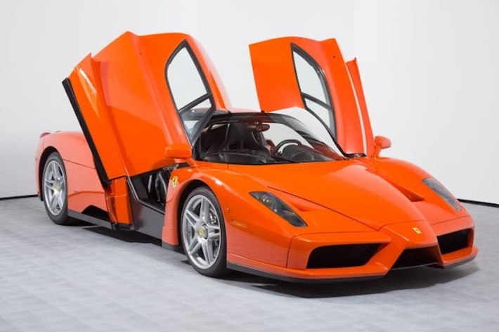 Khi mới ra mắt, siêu xe Enzo Ferrari được bán với giá niêm yết 660.000 USD nhưng hiện nay, mẫu siêu xe này luôn có giá bán trao tay lên tới con số ít nhất phải ở mức 2 triệu USD do có số lượng sản xuất chỉ 400 chiếc. Trước đây, tay boxer nổi tiếng Floyd Mayweather cũng đã bán chiếc Enzo của anh với giá lên tới 3,3 triệu USD.