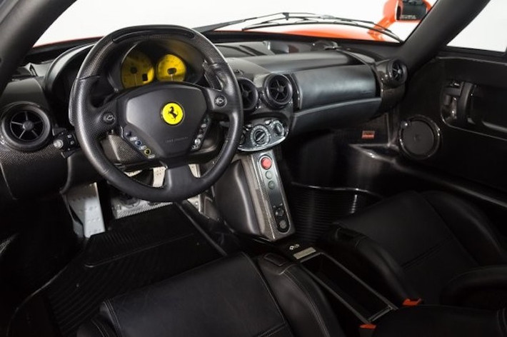 Ở bên trong nội thất, Enzo Ferrari có thiết kế đơn giản, hướng tới trải nghiệm lái thay vì độ tiện nghi. Chính vì vậy, chiếc xe chỉ được trang bị đầu CD đơn thuần cùng dàn âm thanh Alpine. Toàn bộ nội thất của xe đã được bọc trong da cao cấp. Giống như những siêu xe đỉnh cao F40 và F50 của Ferrari trước đây, nội thất của Ferrari Enzo cũng được lấy cảm hứng một phần từ xe đua.