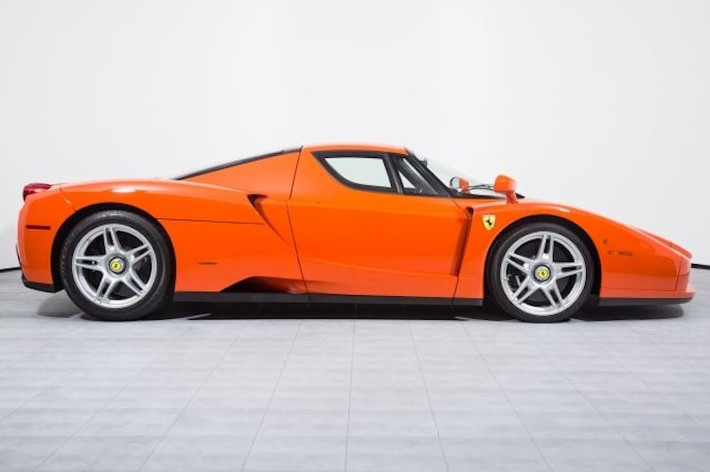 Ferrari Enzo được ra mắt đầu tiên từ năm 2002 tại triển lãm Paris. Mang tên gọi của người sáng lập ra hãng xe là Enzo Ferrari, chiếc xe đã được chế tạo để kỷ niệm chức vô địch đầu tiên của Ferrari tại giải đua Công thức 1 trong thiên niên kỷ mới. Được "chấp bút" bởi Ken Okuyama - nhà thiết kế từng đứng đầu hãng thiết kế Pininfarina, Enzo nổi bật bởi kiểu dáng góc cạnh hơn những mẫu xe cùng thời của hãng siêu xe Ferrari.