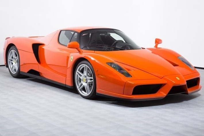 Giống như nhiều dòng xe khác của Ferrari, siêu xe Ferrari Enzo cũng phổ biến nhất trong sắc đỏ truyền thống Rosso Corsa. Trong số 400 chiếc siêu xe Ferrari Enzo từng được chế tạo, có một số màu sắc hiếm hơn như bạc, đen và vàng. Tuy nhiên, chỉ có duy nhất một chiếc Enzo có màu sơn cam Rosso Dino trên Thế giới, được đặt hàng bởi một đại gia Mỹ.