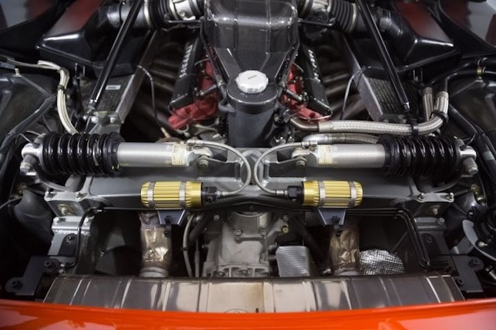 Enzo Ferrari được trang bị khối động cơ V12 6.0l nạp khí tự nhiên, với công suất tối đa 651 mã lực và mô-men xoắn cực đại 657 Nm. Với động cơ này, siêu xe mang tên nhà sáng lập Ferrari có thể tăng tốc từ 0-100 km/h trong chỉ 3,1 giây và đạt tốc độ tối đa 355 km/h.