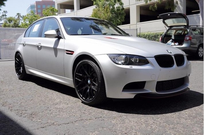 Về thiết kế, M3 CRT gần như không khác gì so với những chiếc M3 Sedan E90 bình thường. Phải để ý kỹ, người yêu xe mới có thể nhận ra chiếc xe có lưới tản nhiệt hơi khác một chút, mâm đúc 19 inch siêu nhẹ và cánh đuôi dạng nẹp nằm ở trên nắp khoang hành lý.