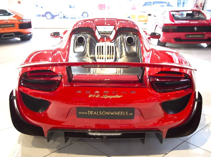 Không chỉ có màu đỏ nổi bật, chiếc 918 Spyder này còn có điểm đặc biệt là gói trang bị Weissach Package. Trong tiếng Đức, "Weissach" có nghĩa là trọng lượng giảm. Chính vì vậy chiếc xe đã sở hữu bộ mâm 7 cánh kép bằng magie siêu nhẹ cùng các chi tiết khí động học bằng sợi carbon mới như cánh đuôi và cánh khuếch tán phía sau.