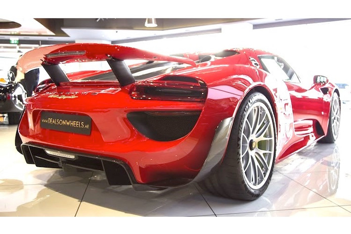 Với gói Weissach, tốc độ tối đa của 918 Spyder sẽ bị giảm nhẹ do có lực nén thân xe xuống mặt đường cao hơn. Đổi lại, chiếc xe chỉ mất 2,6 giây để tăng tốc từ 0-100 km/h (giảm 0,2 giây so với phiên bản không Weissach) cùng độ bám đường cao hơn, giúp xe có thể giảm tổng thời gian hoàn thành mỗi vòng đua xuống.