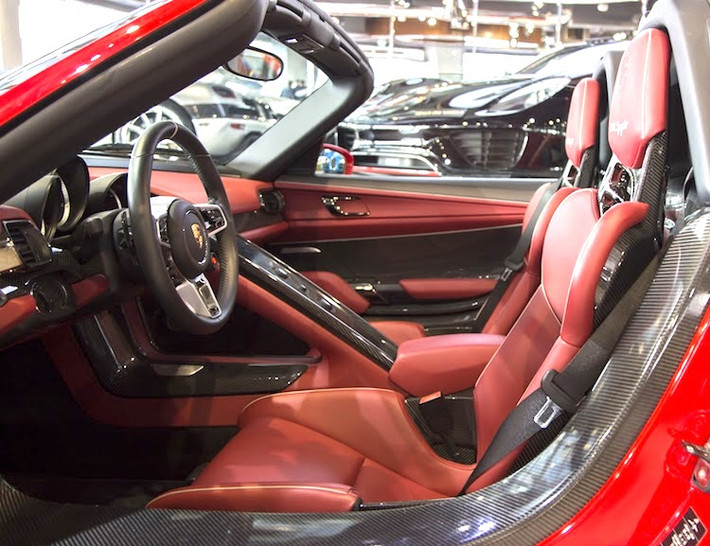 Với gói Weissach, toàn bộ các chi tiết trang trí bên trong nội thất của 918 Spyder cũng sẽ được làm từ sợi carbon siêu nhẹ. Theo phong cách xe đua, siêu xe này được trang bị sẵn cặp ghế ngồi thể thao và có sẵn lỗ để bắt dây an toàn 4 điểm.