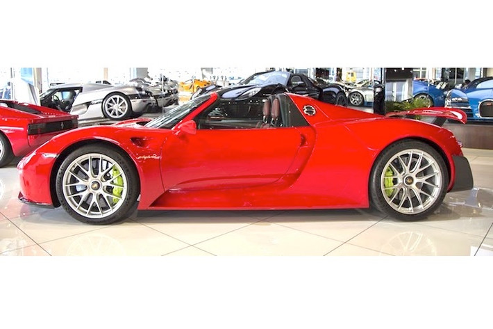 918 Spyder sở hữu động cơ V8 608 mã lực, truyền sức mạnh tới bánh sau và hộp số ly hợp kép PDK 7 cấp, kèm theo một mô-tơ điện dẫn động cầu trước với công suất 125 mã lực. Khi cả 2 động cơ này cùng hoạt động, tổng công suất của xe sẽ lên tới 887 mã lực.