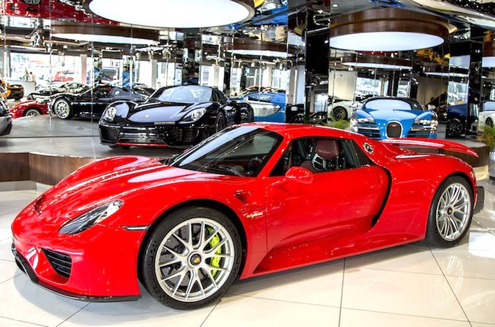 Kể từ khi được ra mắt vào năm 2013, đã có tổng cộng 918 chiếc siêu xe đỉnh cao Porsche 918 Spyder được sản xuất. Trong 918 chiếc xe này, nhiều chiếc đã được chủ nhân đặt hàng với những màu sơn và tem đấu "không đụng hàng". Tuy nhiên những chiếc 918 Spyder màu đỏ tươi vẫn là "hàng hiếm".