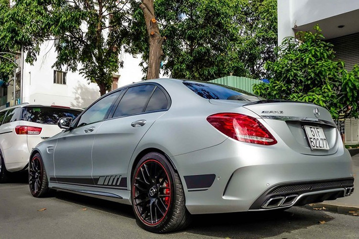 Thay vì màu xám như chiếc xe của Mercedes Việt Nam, C63S AMG Edition 1 của Cường Đô La có màu bạc mờ. Hiện tại anh đã bóc các decal chạy dọc thân xe và trang bị cho siêu sedan này gói khí động học của Brabus. C63S AMG Edition 1 được trang bị động cơ V8 tăng áp kép 4 lít (510 mã lực/700 Nm và có giá ở Việt Nam khoảng 4,6 tỷ đồng.