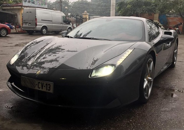 Thay vì sử dụng động cơ nạp khí tự nhiên như "người anh em" 458 Italia của mình, 488 GTB được trang bị máy V8 3.9l tăng áp kép hoàn toàn mới. Như vậy, 488 GTB đã trở thành chiếc Ferrari với động cơ đặt giữa đầu tiên sử dụng turbo, kể từ sau huyền thoại F40 vào cuối thập niên 80. Khối động cơ này đem tới công suất 670 mã lực và mô-men xoắn cực đại 760 Nm.