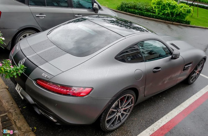 Cũng giống như C63 S AMG hồi đầu năm, AMG GT S sở hữu động cơ V8 4.0l tăng áp kép 510 mã lực. Hiện tại, mức giá chính hãng của xe đang là 10,9 tỷ đồng, tăng lên từ con số 8,3 tỷ đồng vào thời điểm 1/7/2016. Với động cơ 4.0l, mức thuế tiêu thụ đặc biệt mà AMG GT S phải chịu bị cao hơn trước đây.