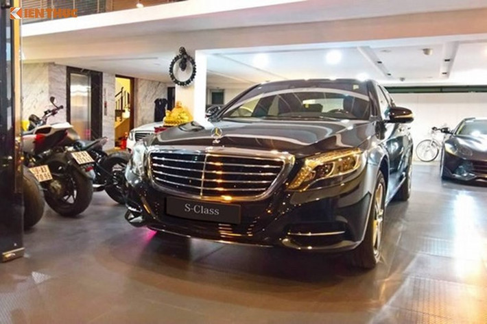 Có vẻ như Mercedes là một thương hiệu được Cường Đô La ưa chuộng khi trước đây, anh đã từng sở hữu một chiếc S500L và C300. Vào giữa tháng 5 vừa qua, Cường Đô La lại tiếp tục đưa thêm một chiếc Mercedes S400L về gara của mình. Thay vì màu trắng như chiếc S500L trước của anh, lần này chiếc S400L có màu đen bóng sang trọng.