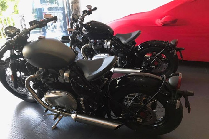 Được biết bộ đôi môtô Triumph Bonneville Bobber 2017 mà Cường Đô la vừa tậu hiện đang gây sốt giới biker Việt. Theo nhiều nguồn tin, những chiếc Triumph Bonneville Bobber 2017 có giá bán khoảng 580 triệu đồng tại Việt Nam, như vậy doanh nhân 8X đã chi 1,16 tỷ đồng để có sự phục vụ của 2 mẫu môtô mang kiểu dáng bobber truyền thống.