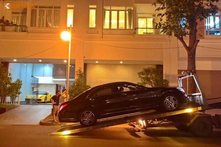 So với S500L, S400L sở hữu động cơ nhỏ hơn khi chỉ có 6 xi-lanh xếp chữ V và dung tích 3 lít. Mặc dù vậy, nhờ công nghệ tăng áp kép, chiếc xe vẫn có thể đạt công suất 333 mã lực và mô-men xoắn cực đại 480 nm. Được biết, tại Việt Nam, chiếc Mercedes-Benz S400L của Cường "Đô La" có giá bán chính hãng khoảng 4 tỷ đồng.