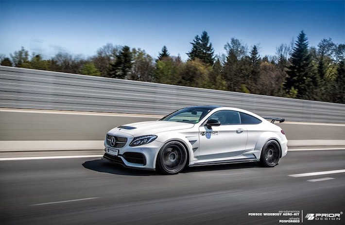 Trên C63 AMG Coupe thường. động cơ của xe có công suất 469 mã lực và mô-men xoắn cực đại 648 Nm. Phiên bản C63S AMG Coupe có hiệu năng cao hơn với công suất 503 mã lực và mô-men xoắn cực đại 700 Nm. Ngoài ra, phiên bản S còn có vi sai cầu sau điện tử.