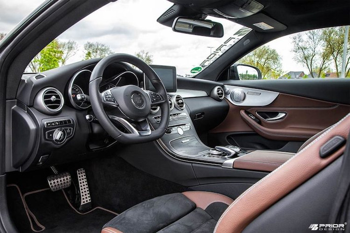 Bên trong nội thất của C63 AMG Coupe, các trang bị nguyên bản của chiếc xe đã được Prior Design giữ nguyên. Để chiếc xe có cabin mang vẻ thể thao hơn, hãng độ này đã bọc lại toàn bộ nội thất trong tông màu đỏ-đen kết hợp từ da và alcantara.