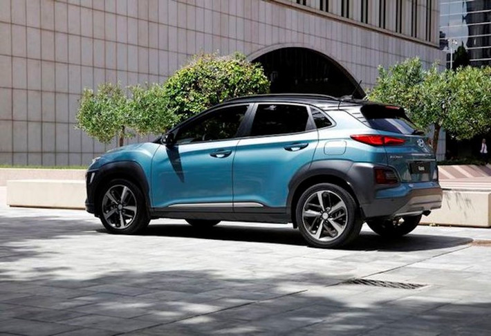 Giá bán khởi điểm của Kia Stonic tại thị trường Hàn Quốc là 18,95 triệu Won, tương đương 380 triệu Đồng. Trong khi đó, giá bán của Hyundai Kona vẫn chưa được công bố. Tuy nhiên, do có trang bị và động cơ mạnh mẽ hơn nên Kona được dự đoán sẽ có giá đắt hơn một chút so với Stonic. Trong 2 mẫu xe này, Kona đã chắc chắn về Việt Nam khi được Hyundai Thành Công xác nhận sẽ lắp ráp ở nước ta.