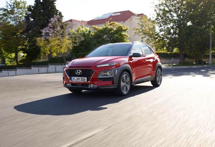 Hyundai Kona sẽ được trang bị 3 loại động cơ khác nhau. Trong đó, phiên bản động cơ xăng nạp khí tự nhiên 2.0l lấy từ Elantra có công suất 149 mã lực.179 Nm, đi kèm với hệ dẫn động cầu trước. và hộp số tự động 6 cấp. Bản máy xăng tăng áp 1.6l 4 xi-lanh mạnh 177 mã lực/265 Nm kết hợp hệ dẫn động 4 bánh cùng hộp số ly hợp kép 7 cấp. Tại châu Âu và một số thị trường khác, chiếc xe còn có bản diesel 1.6l.