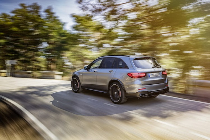 Ngoài các thay đổi ở hệ động lực, Mercedes còn trang bị cho GLC 63 AMG hệ thống treo khí thể thao với các bóng hơi nhiều buồng và cũng có 3 chế độ khác nhau. Bên cạnh đó, hệ thống lái của xe cũng được nâng cấp với 2 chế độ và độ nặng thay đổi theo tốc độ.