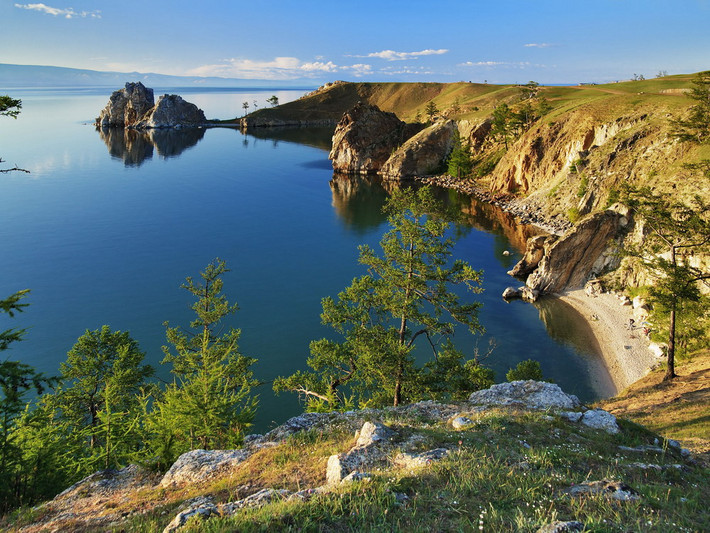 Nằm ở phía Nam Siberi thuộc Nga, giữa tỉnh Irkutsk ở phía Tây Bắc và nước Cộng hòa Buryatia ở phía Đông Nam, hồ Baikal là một trong những hồ nước nổi tiếng bậc nhất của thế giới.