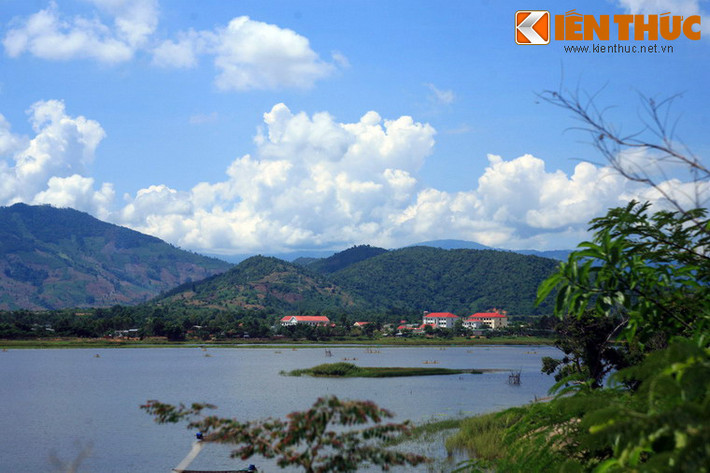 Nằm bên thị trấn Liên Sơn, thuộc huyện Lắk, tỉnh Đắk Lắk, hồ Lắk là một thắng cảnh nổi tiếng bậc nhất của Tây Nguyên.