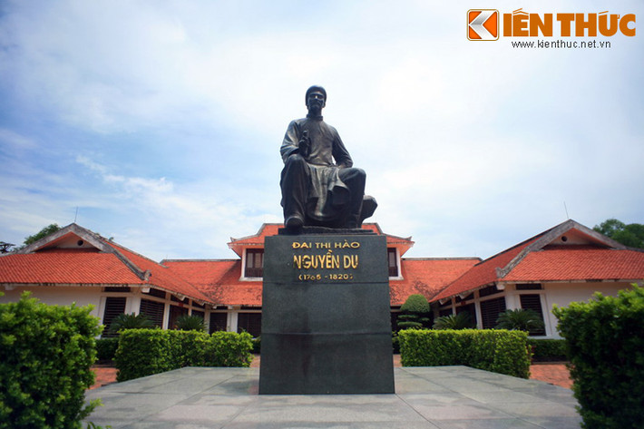 Nằm ở làng Tiên Điền, xã Tiên Điền, huyện Nghi Xuân, tỉnh Hà Tĩnh, Khu lưu niệm cụ Nguyễn Du là nơi lưu giữ những dấu ấn tiêu biểu nhất về cuộc đời và sự nghiệp của Nguyễn Du - vị đại thi hào trong lịch sử nền văn học Việt Nam.