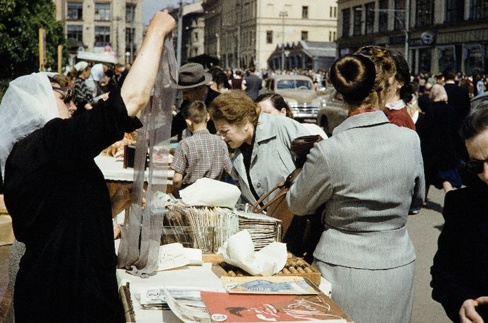 Quầy bán tranh ảnh, tạp chí cũ trên phố Arbat. Ảnh: English Russia.
