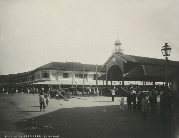 Quang cảnh ở chợ Long Xuyên.