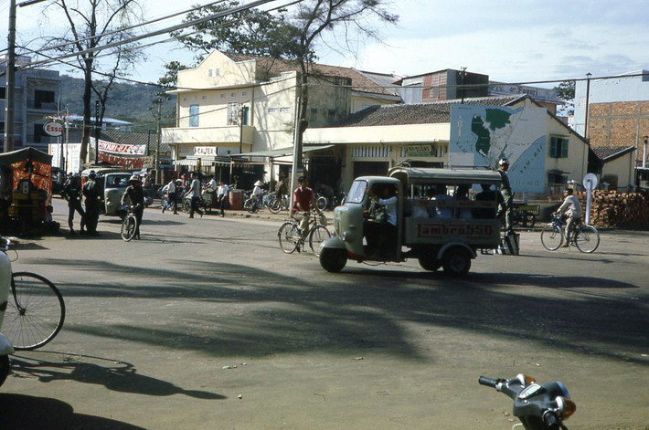 Khung cảnh ở khu vực trung tâm thị xã Vũng Tàu năm 1966. Ảnh: Donald MacKinnon.