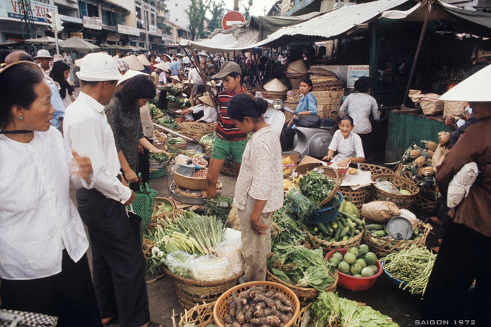 Những người phụ nữ ở khu chợ cũ trên đường Tôn Thất Đạm. Ảnh: Patrice Habans.