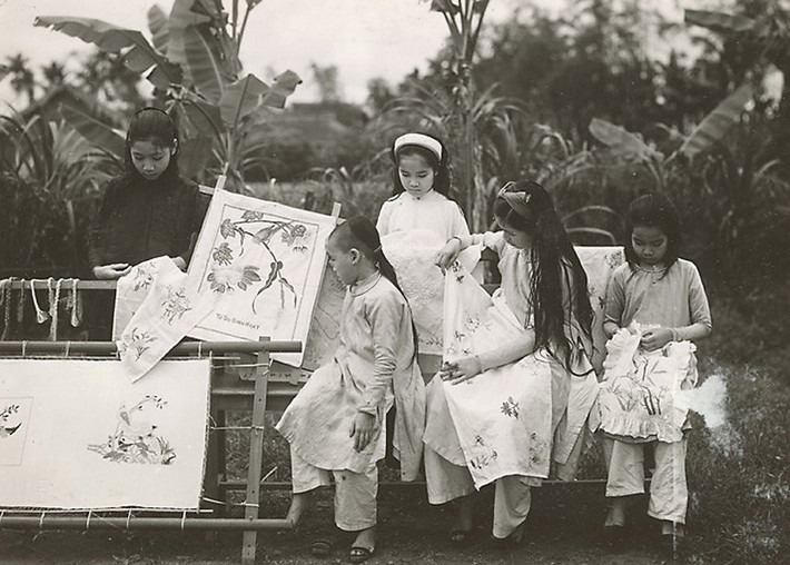 Các thiếu nữ Huế học thêu tranh, khoảng năm 1919 - 1926. Ảnh tư liệu.
