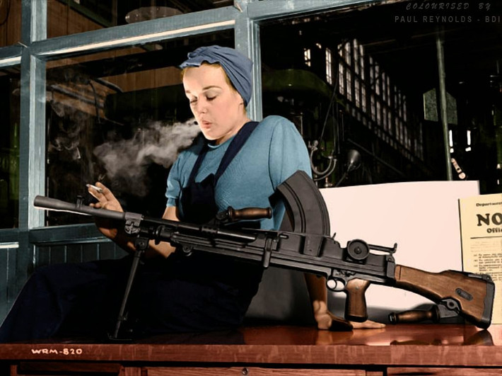 Cô Veronica Foster (1922-2000), một biểu tượng của Canada, người đại diện cho gần một triệu phụ nữ Canada làm việc trong các nhà máy sản xuất vũ khí và đồ dùng trong Thế chiến II. Ảnh: Vintag.