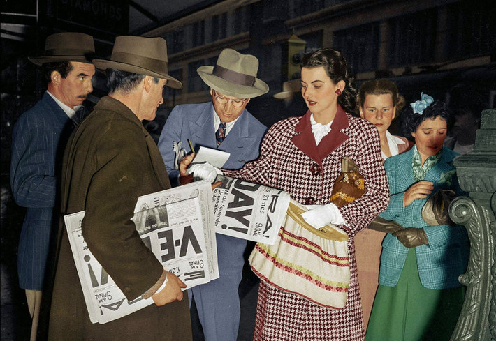 Cô Margaret Sevilla mua số báo đưa tin về chiến thắng của quân Đồng Minh ở Los Angeles ngày 7/5/1945. Ảnh: Vintag.