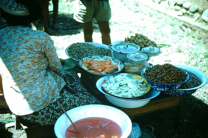 Hàng chè bên đường. Ảnh: Found Slides.