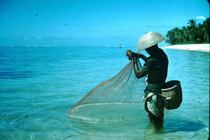 Người ngư dân kéo lưới ở Sanur. Ảnh: Found Slides.