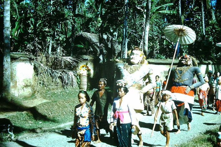 Những hình nhân khổng lồ trong đám rước. Ảnh: Found Slides.