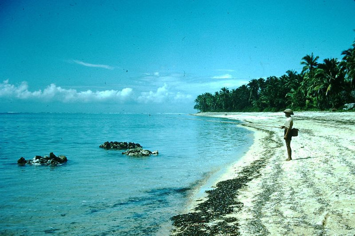 Người đàn ông câu cá trên bãi biển Sanur. Ảnh: Found Slides.